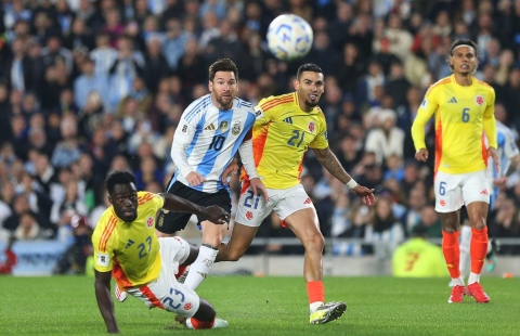 Messi im tiếng, Argentina chật vật thoát hiểm trước Colombia