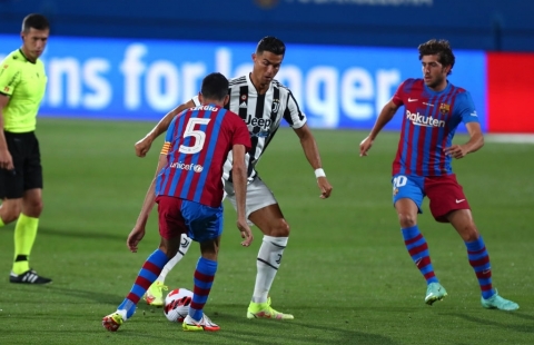 Ronaldo nhảy múa trước hàng thủ Barca trong ngày Messi ra đi