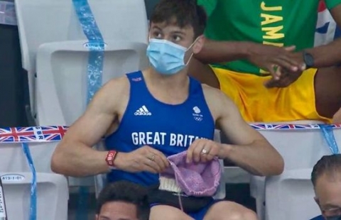 Nam VĐV vô địch Olympic gây sốt khi đan len trên khán đài