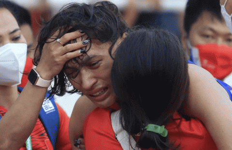 Người hùng điền kinh Việt Nam bật khóc vì nhớ mẹ