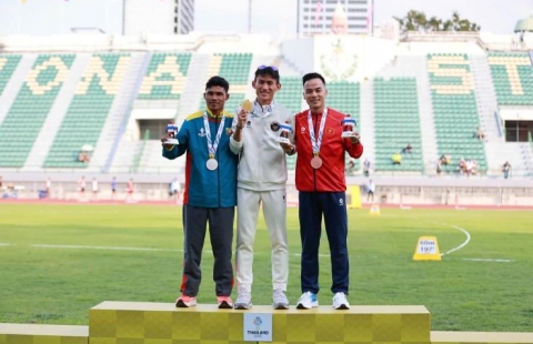 Nhầm quốc kỳ, VĐV phải ra sân để trao lại huy chương