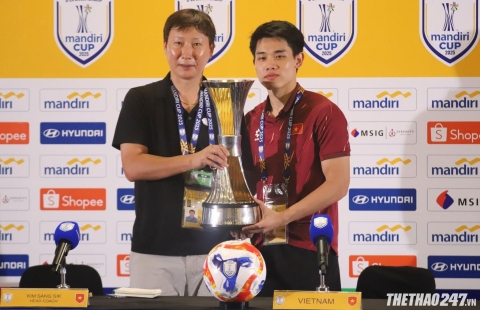 HLV Kim Sang Sik: 'Việc xếp chai nước không có ý cản U23 Indonesia ném biên'