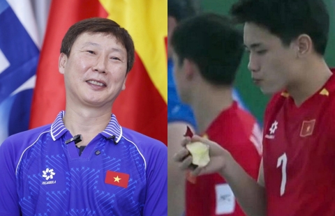 HLV Kim Sang Sik lên tiếng về khoảnh khắc Đình Bắc gây sốt