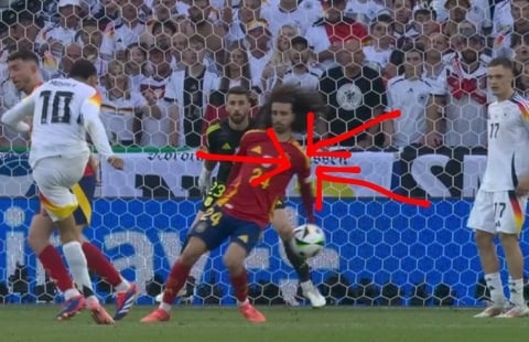 Trọng tài Anh cướp trắng quả penalty của Đức trước Tây Ban Nha?