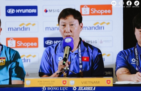 HLV Kim Sang Sik chỉ thẳng 2 đội đua vô địch với U23 Việt Nam