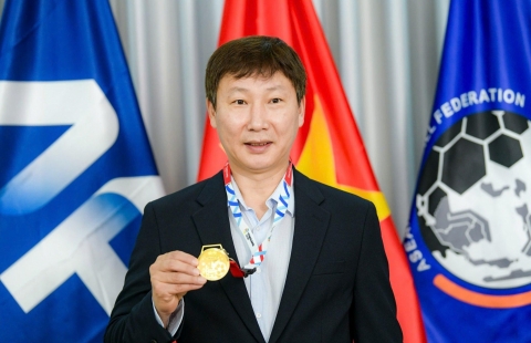 HLV Kim Sang Sik chính thức được trao huy chương vàng