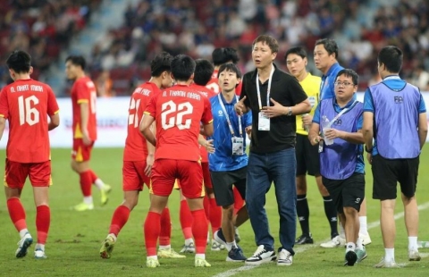 Là vua Đông Nam Á, HLV Kim Sang Sik 'ra ngõ gặp núi'