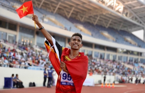 Người hùng Timor-Leste ăn mừng với lá cờ Việt Nam khiến người hâm mộ xúc động mạnh tại SEA Games