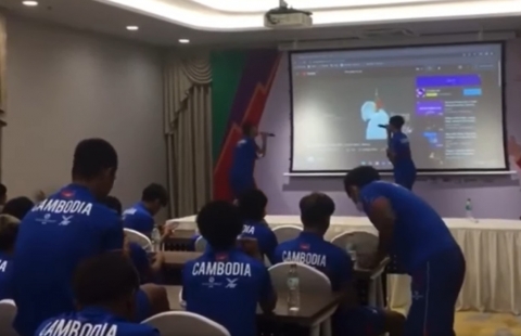 VIDEO: Cầu thủ U23 Campuchia hát tiếng Việt cực ngọt bài hát 'Đừng quên tên anh'