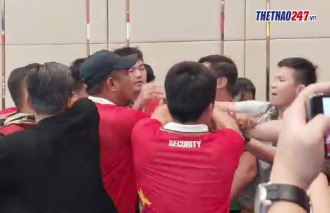 VIDEO: Trọng tài xử thắng cho Việt Nam, BHL Indonesia tranh cãi quyết liệt suýt dẫn đến ẩu đả