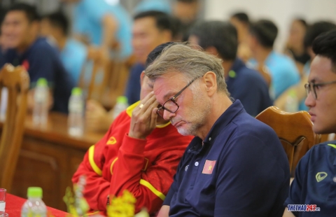 HLV Troussier đến chia vui với thành tích vô địch của U23 Việt Nam