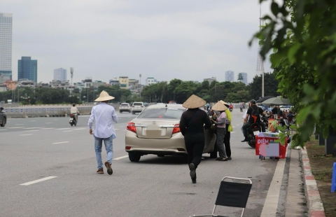 Cháy vé xem ĐT Việt Nam đá chung kết, phe vé thổi giá gây choáng NHM