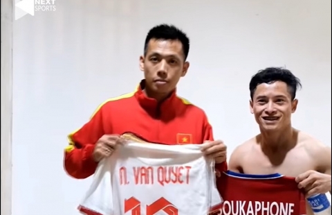 VIDEO: Cận cảnh khoảnh khắc 'Messi Lào' thích thú đổi áo với Văn Quyết