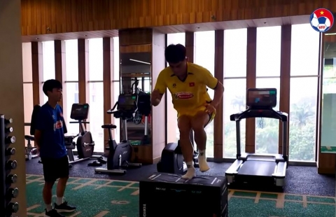 'Đột nhập' phòng gym U23 Việt Nam, Viktor Lê cùng đồng đội rèn thể lực hết công suất
