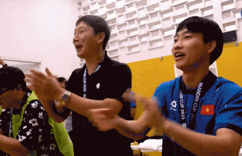 Video: HLV Kim Sang Sik ca vang 'Như có Bác Hồ trong ngày vui đại thắng' cùng U23 VN