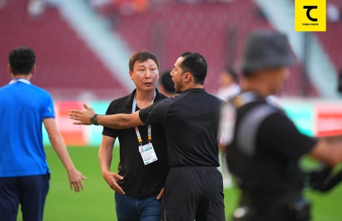 HLV Kim Sang Sik nổi giận, nhận thẻ vàng ở trận thắng U22 Lào