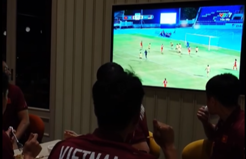 U22 Việt Nam hào hứng cổ vũ ĐT nữ Việt Nam thắng đậm Malaysia