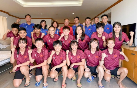 Trưởng đoàn Thể thao Việt Nam tiếp sức cho tuyển futsal nữ sau trận thắng Indonesia