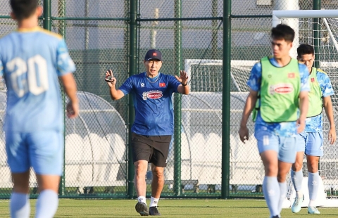 HLV Kim Sang Sik chỉnh thước ngắm, ra quyết định ở trận gặp U23 Syria