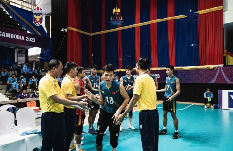ĐKVĐ Indonesia 'nhấn chìm' Việt Nam ở bán kết bóng chuyền nam SEA Games 32