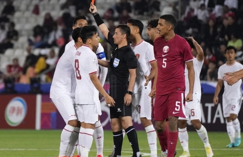 CĐV Indonesia phản ứng dữ dội sau trận thua tranh cãi