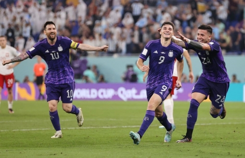Messi đá hỏng 11m, Argentina vẫn hiên ngang vào vòng 1/8 World Cup