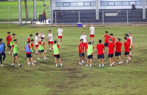 Indonesia bị đối thủ phàn nàn vì cho tập sân xấu
