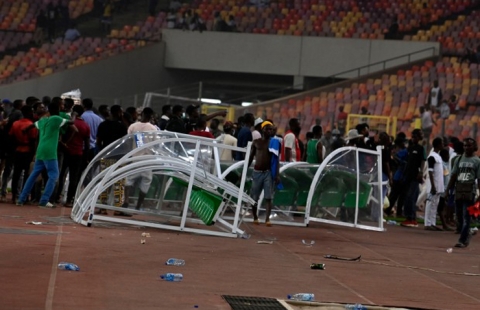 Kinh hoàng vụ fan Nigeria tấn công SVĐ, một trọng tài đã không qua khỏi