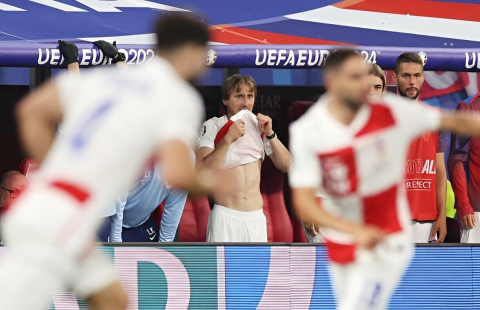 Modric thất thần, đồng đội gục ngã sau 'trận thua' Italia