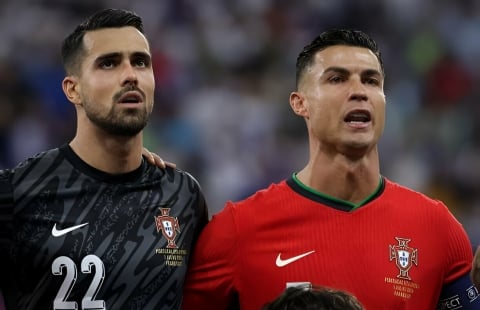 'Giải cứu' Ronaldo, thủ môn Bồ Đào Nha được tưởng thưởng xứng đáng