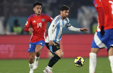 Messi mờ nhạt, Argentina thắng tối thiểu Chile