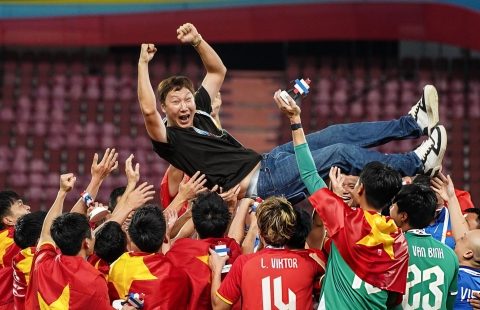 HLV Kim Sang Sik cùng Việt Nam làm điều chưa từng có trước Thái Lan