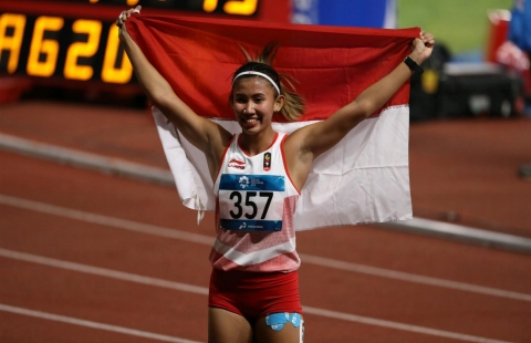 Indonesia lần đầu tiên trong lịch sử có VĐV nữ được cầm cờ tại SEA Games