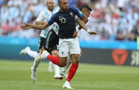 Pha tăng tốc kinh điển của Mbappe loại mọi cầu thủ Argentina