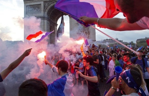 VIDEO: Hàng vạn CĐV Pháp ăn mừng chức vô địch tại Paris