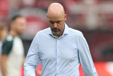 HLV Erik ten Hag bất ngờ bị sa thải chỉ sau 2 trận tại Bundesliga