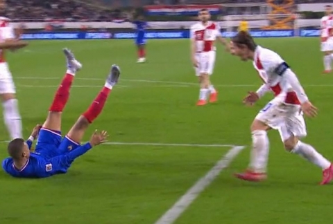 Modric 'dằn mặt' Mbappe vì ăn vạ kiếm penalty