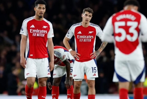 Saliba mắc lỗi chí mạng, Arsenal đánh rơi chiến thắng trước Crystal Palace