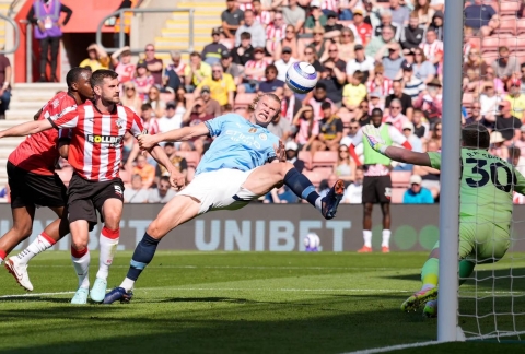 Hàng công hóa 'gỗ', Man City gây thất vọng trước Southampton