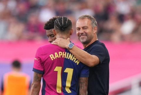 Hansi Flick chỉ đích danh ngôi sao 'không thể đụng đến' tại Barca