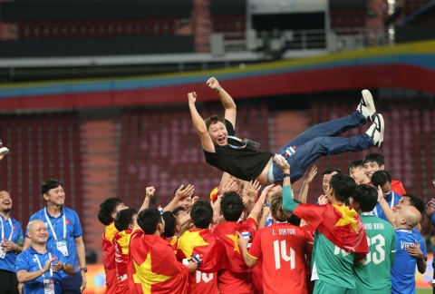 Bố mẹ HLV Kim Sang-sik tắt tivi khi Việt Nam bị dẫn 0-2