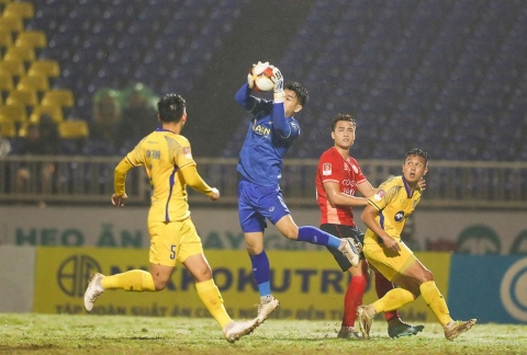 Trực tiếp SLNA 0-1 CAHN: Quang Hải tỏa sáng