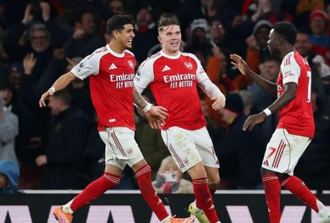 Ghi 2 bàn phút cuối, Arsenal thoát thua khó tin ở Ngoại hạng Anh