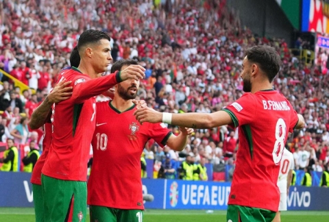 Ronaldo kiến tạo, Bồ Đào Nha đè bẹp Thổ Nhĩ Kỳ để tiến vào vòng trong