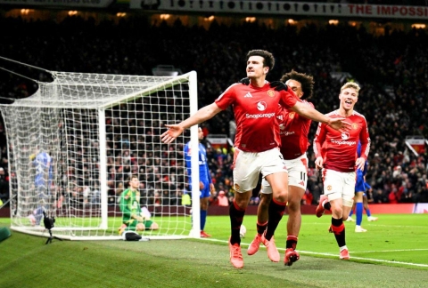 Maguire tỏa sáng phút cuối, MU hạ Leicester City tranh cãi