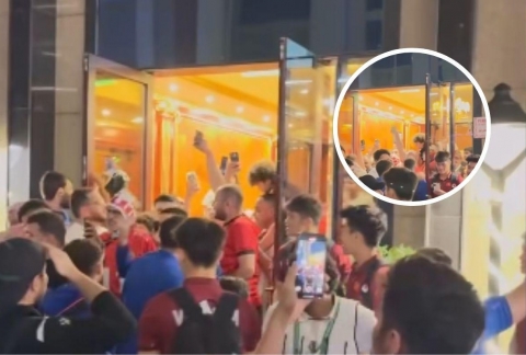 Cầu thủ Jordan đến chúc mừng và cảm ơn U23 Việt Nam