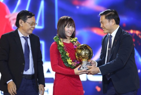 FIFA thán phục Thùy Trang với giải thưởng QBV Việt Nam