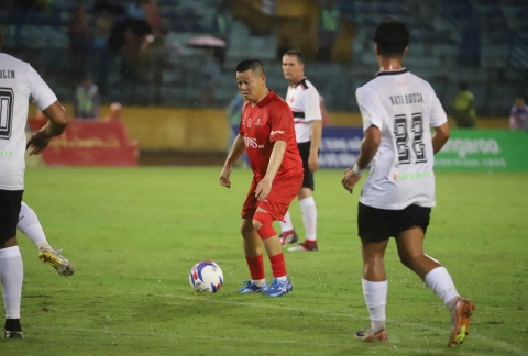 Trực tiếp Huyền thoại MU 2-2 Việt Nam All Stars: Nỗ lực
