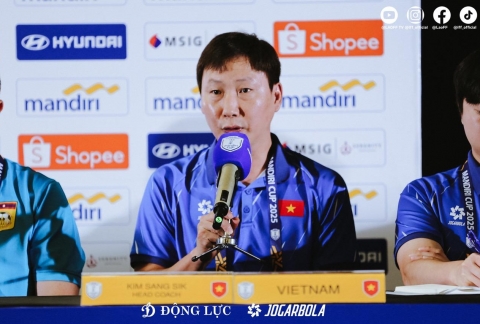 HLV Kim Sang Sik chỉ thẳng 2 đội đua vô địch với U23 Việt Nam