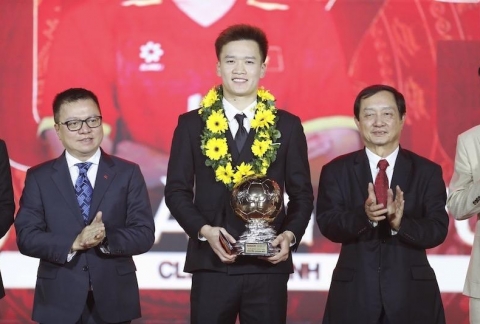 Vừa nhận QBV Việt Nam, Hoàng Đức sang Singapore thi đấu